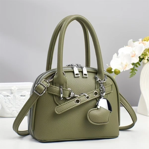 Vue détaillée du sac coquillage vert olive avec texture cuir grainé et garnitures en argent
