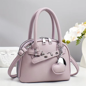 Détail du sac lavande en cuir grainé avec pendentif en forme de cœur argenté