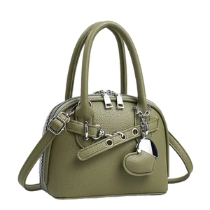 Sac bandoulière vert olive en cuir grainé avec charme cœur et double fermeture