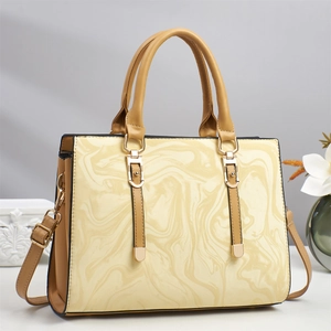 Minimalistische beige handtas met marmerpatroon, camel leren handvatten en goud decor