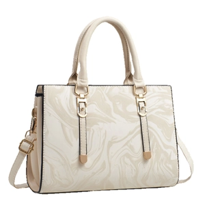 Minimalistische tote bag met marmerpatroon, goudkleurige hardware en riem