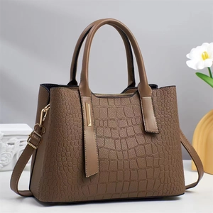 Sac à main marron foncé effet crocodile avec double poignée et bandoulière réglable