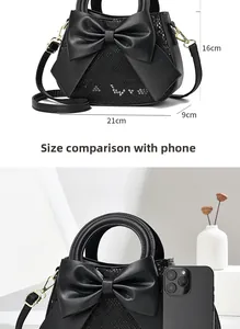 Comparaison détaillée de la taille du sac à main noir gaufré serpent avec un téléphone