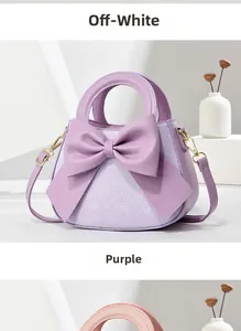Détail du sac à main violet avec grand nœud en cuir et mélange de textures croco