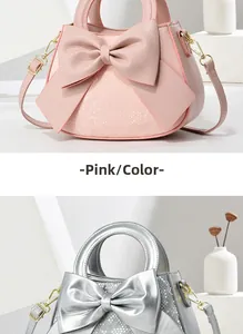Détail de sacs à main à nœud élégants en rose et argent avec texture peau de serpent