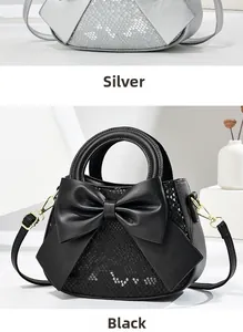 Détail de sacs à main en faux serpent avec un grand nœud et des ferrures dorées