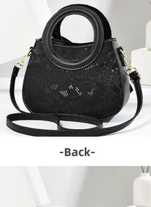 Vue arrière détaillée d'un sac à main noir avec motif serpent et fermoirs dorés