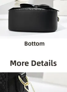 Détails d'un sac à main noir avec gaufrage serpent et boucles dorées élégantes