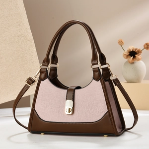 Sac sous le bras en cuir rose avec bordure marron et fermoir doré rotatif