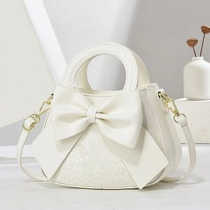 Sac à main blanc gaufré serpent avec grand nœud et accessoires en métal doré