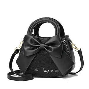 Sac à main noir élégant avec nœud en cuir et texture serpent pour femme