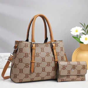 Schickes zweiteiliges Set aus Tragetasche und Geldbörse mit Monogramm B Muster in Khakibraun