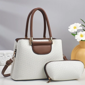 Grand sac à main blanc tissé avec poignées marron et pochette assortie, style élégant chic
