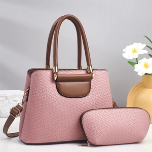 Ensemble sac à main rose texture tissée avec pochette et poignées brunes