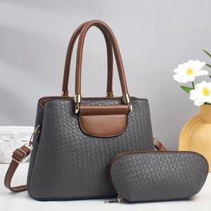 Détails d'un ensemble de sacs en cuir gris tressé avec poignées brunes et dorures