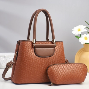 Ensemble sac à main marron à texture tressée avec pochette assortie et bandoulière