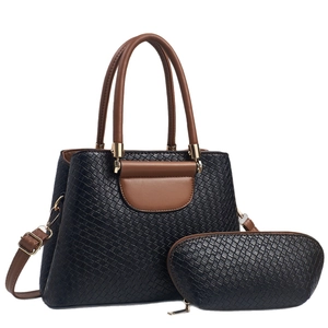 Grand sac cabas noir tissé avec poignées en cuir marron et une petite pochette