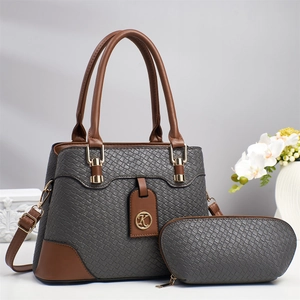 Details zur grau geflochtenen Handtasche mit braunem Rand und rundem Metalllogo