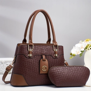 Dunkelbraunes Handtaschen-Set aus geflochtenem Leder mit goldener Hardware und Anhänger