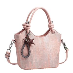 Rosafarbene Eimertasche mit Metallic-Textur, Sternanhänger und Lederknotengriff für Damen