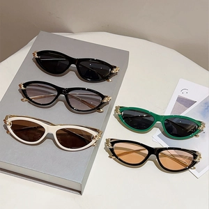 Retro Katzenaugen-Sonnenbrille mit goldenem Metallknoten-Detail in verschiedenen Farben