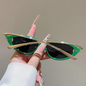 Detailansicht der hellgrünen Cat-Eye Sonnenbrille mit goldenen Metallknoten-Bügeln