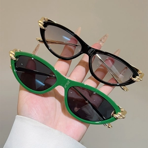 Retro-Katzenaugen-Sonnenbrille mit dicken Goldkettenbügeln in Schwarz und Hellgrün