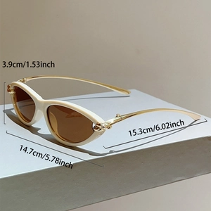 Detailaufnahme der Cat-Eye-Sonnenbrille mit goldenen Bügeln und Knoten-Verzierung