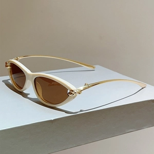 Detailansicht der Cat-Eye-Sonnenbrille mit goldenem Kettenglied-Design am Bügel