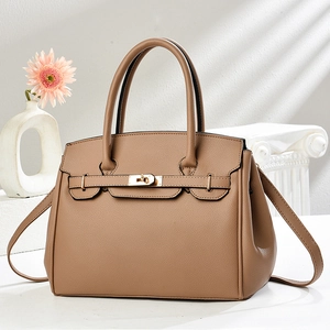 Sac à main classique en cuir grainé marron avec fermoir doré et doubles poignées élégantes