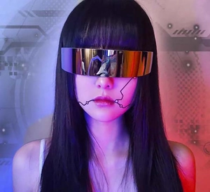 Gros plan de lunettes de soleil cyberpunk dorées miroitantes pour fêtes costumées