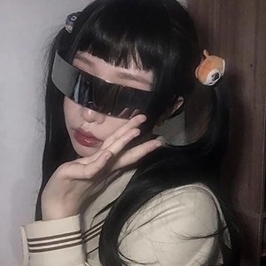 Lunettes de soleil bouclier argenté effet miroir cyberpunk portées par un mannequin look Y2K