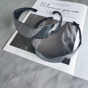 Détail de lunettes de soleil futuristes de style cyberpunk sur fond de magazine de mode