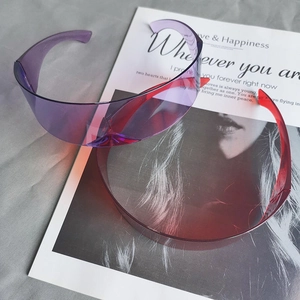 Vue rapprochée de lunettes cyberpunk violettes et rouges sur un magazine de mode