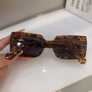 Retro square tortoiseshell sunglasses with dark lenses for fashion street style