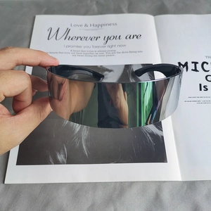 Lunettes de soleil bouclier argenté miroir cyberpunk avec verres futuristes enveloppants