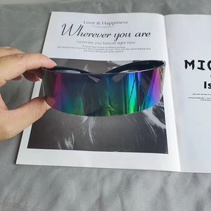 Détail macro des lunettes de soleil cyberpunk avec verres miroir colorés et irisés