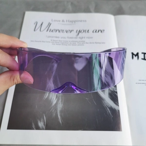 Détail de lunettes cyberpunk translucides violettes avec design futuriste Y2K enveloppant