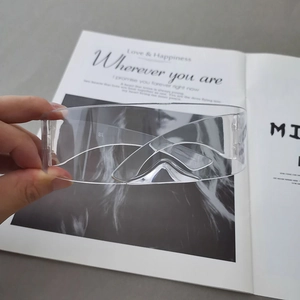 Vue détaillée des lunettes de soleil futuristes Y2K cyberpunk avec monture transparente