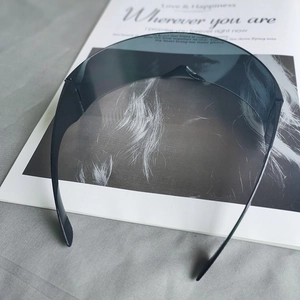 Détail de lunettes de soleil cyberpunk sur un magazine de mode avec verres gris foncé