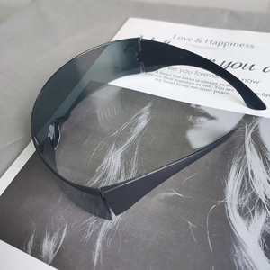 Vue de dessus de lunettes de soleil futuristes noir mat sur un magazine de mode