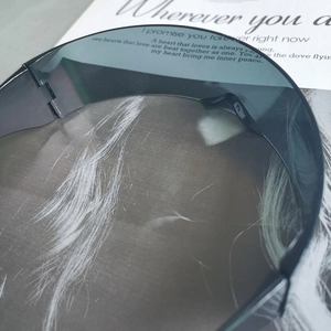 Vue latérale de lunettes de soleil cyberpunk enveloppantes sur un magazine