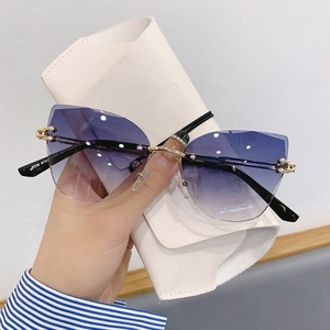 Lunettes de soleil œil-de-chat sans monture, verres dégradés violets et monture dorée