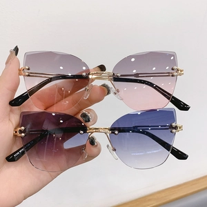 Lunettes de soleil œil de chat sans monture avec verres dégradés et rivets métalliques