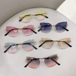 Lunettes de soleil œil de chat sans monture, verres dégradés et branches dorées en six tons