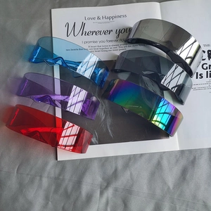 Lunettes de soleil bouclier cyberpunk en six couleurs futuristes sur un magazine