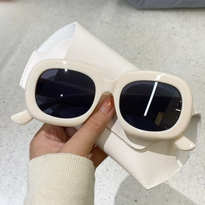Lunettes de soleil ovales blanc laiteux chic avec étui en cuir assorti