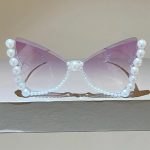 Fashionable butterfly cat-eye sunglasses with pearl frame and purple gradient lenses