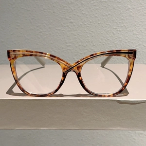 Vintage cat-eye blue light glasses with tortoiseshell frame and contrast temples