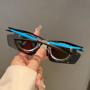 Detail of ergonomic sporty sunglasses with a matte black frame and cyan blue inner lining